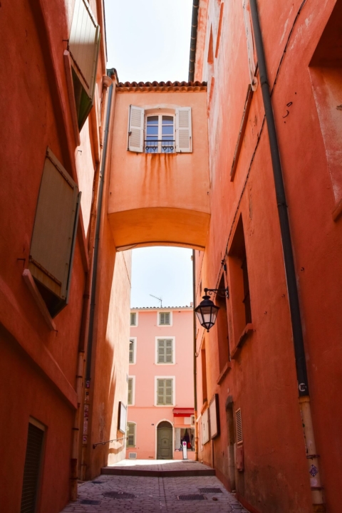saint tropez archway orange alley