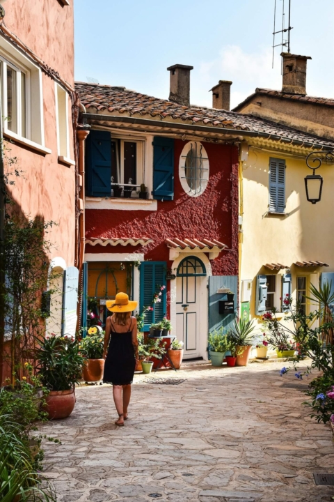 saint tropez woman straw hat courtyard